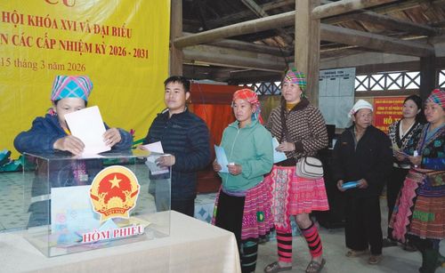 Cử tri thôn Pang Cáng, xã Văn Chấn, Lào Cai tham gia ngày hội non sông