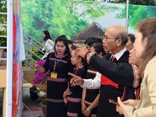 Nhiều cử tri đã có mặt từ sớm tại khu vực bỏ phiếu để tiếp tục tìm hiểu thông tin về các ứng cử viên