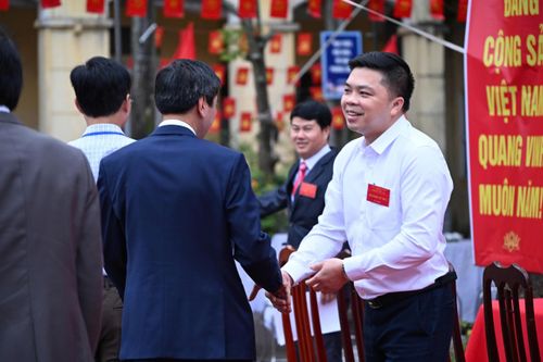 Tổ bầu cử luôn túc trực từ sớm để đón tiếp, hướng dẫn cử tri. Ảnh: Cử tri
