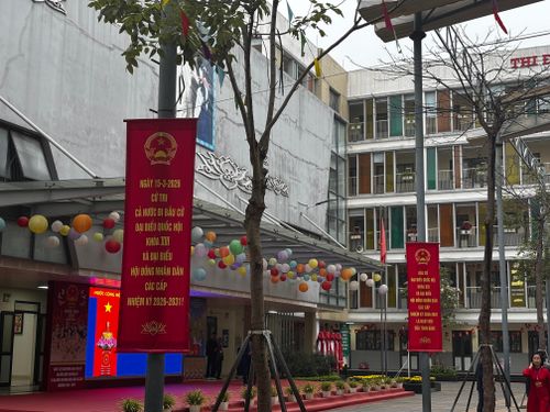 Băng rôn, khẩu hiệu được treo trang trọng