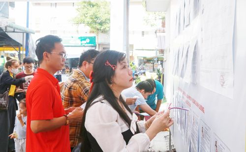 Cử tri nghiên cứu về thông tin của các ứng cử viên trước khi bỏ phiếu bầu. Ảnh: Văn Dũng