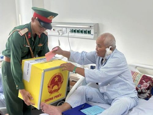 Tổ bầu cử đã bố trí thùng phiếu lưu động đến các khoa lâm sàng để phát phiếu và tổ chức cho cử tri là bệnh nhân thực hiện bỏ phiếu ngay tại giường bệnh