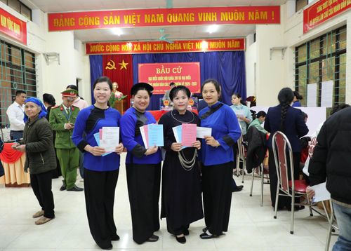 Cử tri dân tộc Nùng và dân tộc Tày xã Trường Hà hồ hởi cầm trên tay lá phiếu