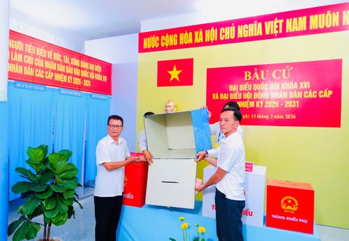 Tổ bầu cử thực hiện công tác kiểm tra thùng phiếu