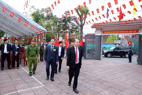 Phó Bí thư Thường trực Tỉnh ủy, Chủ tịch HĐND tỉnh Hà Tĩnh Nguyễn Hồng Lĩnh cũng các lãnh đạo đến kiểm tra, nắm tình hình công tác bầu cử tại một số khu vực bỏ phiếu trên địa bàn phường Trần Phú