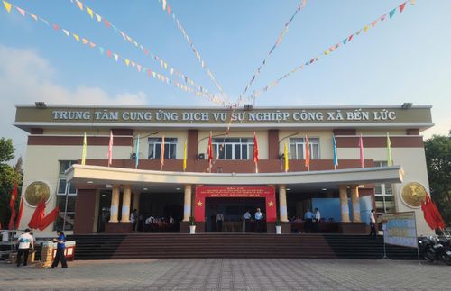 Điểm bỏ phiếu tại Trung tâm cung ứng dịch sự nghiệp công xã Bến Lức