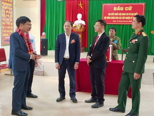 Trưởng Ban Pháp chế HĐND tỉnh Nghệ An Phạm Thành Chung cũng lãnh đạo xã Sơn Lâm kiểm tra công tác tổ chức bầu cử tại khu vực bỏ phiếu bản Thanh Dương.