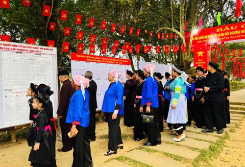 Cử tri tham gia bầu cử tại xã Tân Trào