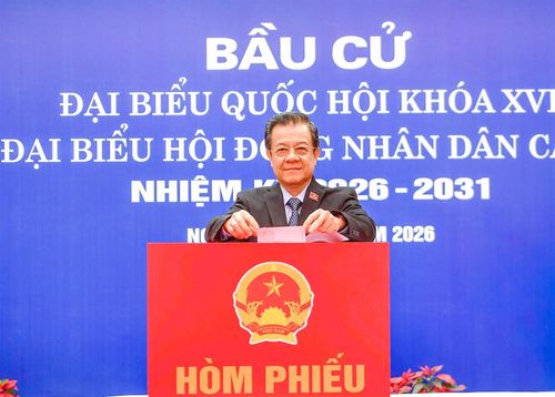 Phó Trưởng Ban Nội chính Trung ương Lê Hồng Quang bỏ phiếu tại điểm bầu cử số 20, phường Đống Đa, TP. Hà Nội