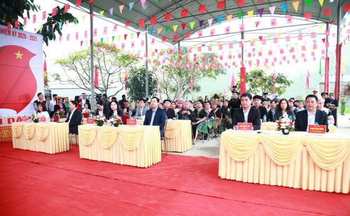Bí thư Tỉnh ủy Dương Quốc Huy và các đại biểu tham gia bầu cử tại Khu vực bỏ phiếu thôn Đồng Cát, xã Quy Mông