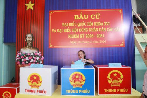 Cử tri công nhân, người lao động bỏ phiếu tại khu vực bầu cử số 18, phường Bình Dương. Ảnh: Văn Dũng