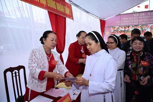 Cử tri được hướng dẫn thực hiện bầu cử