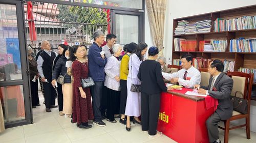 Cử tri phường Tân Hưng xếp hàng lấy phiếu bầu thực hiện quyền công dân trong ngày bầu cử