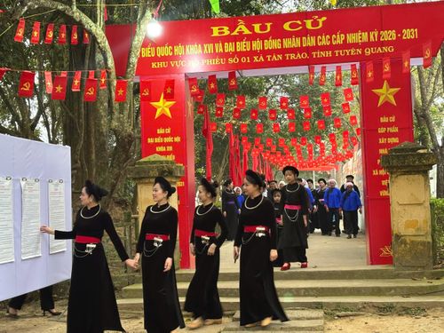 Cử tri tham gia bầu cử tại xã Tân Trào