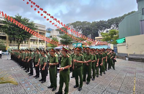 Cử tri có mặt chuẩn bị bầu cử tại điểm bầu cử phường Cầu Ông Lãnh, TP. Hồ Chí Minh