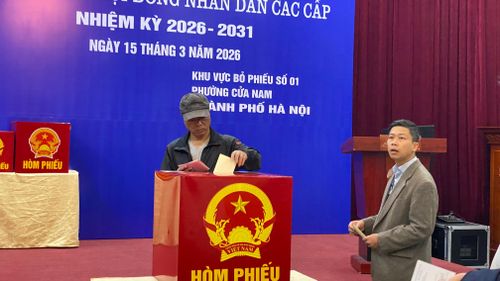 Cử tri tiến hành bỏ phiếu. Ảnh