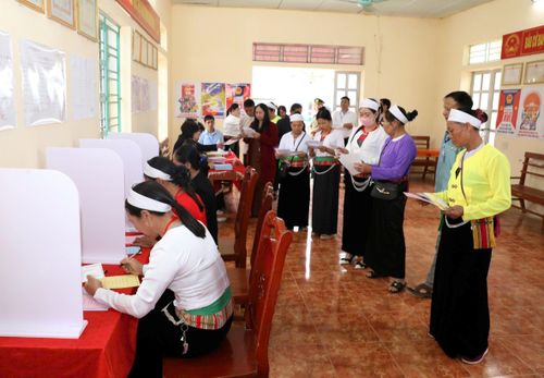 Cử tri Ninh Bình thực hiện quy trình bầu cử