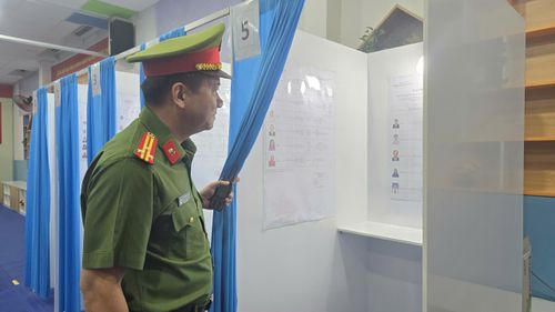 Lực lượng an ninh kiểm tra công tác chuẩn bị bầu cử tại phường Cầu Ông Lãnh, TP. Hồ Chí Minh