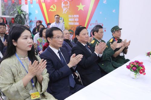 Phó Chủ tịch Quốc hội Nguyễn Khắc Định và các đại biểu tại Khu vực bỏ phiếu số 16, phường Cầu Giấy, Hà Nội
