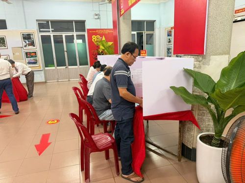 Cử tri vào phòng viết phiếu tại khu vực bỏ phiếu số 1