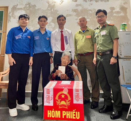 Lực lượng công an, đoàn viên thanh niên mang thùng phiếu đến tận nơi hỗ trợ những cử tri đau ốm, già yếu không thể đến điểm bỏ phiếu