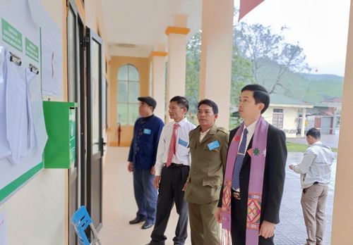 Ông Trình Văn Bằng, Chủ tịch UBND xã Sơn Lâm, kiểm tra công tác chuẩn bị bầu cử tại khu vực bỏ phiếu bản Thanh Dương. Ảnh: Đình Hào