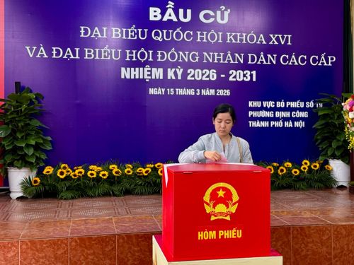 Cử tri tham gia bỏ phiếu tại Khu vực bỏ phiếu số 19, phường Định Công