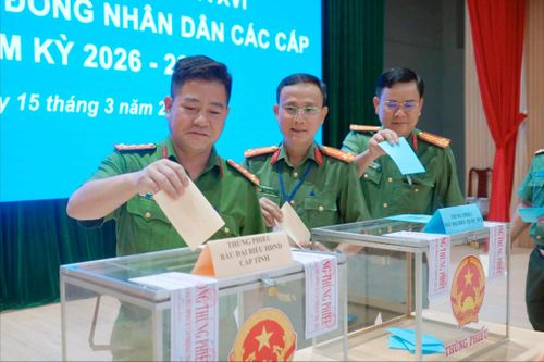 Cán bộ, chiến sĩ Công an tỉnh Tây Ninh bỏ phiếu bầu cử