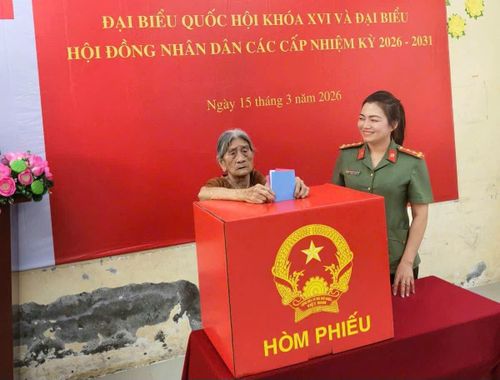 Cử tri 100 tuổi bỏ phiếu tại Khu vực bỏ phiếu số 16 phường Cái Khế, TP. Cần Thơ