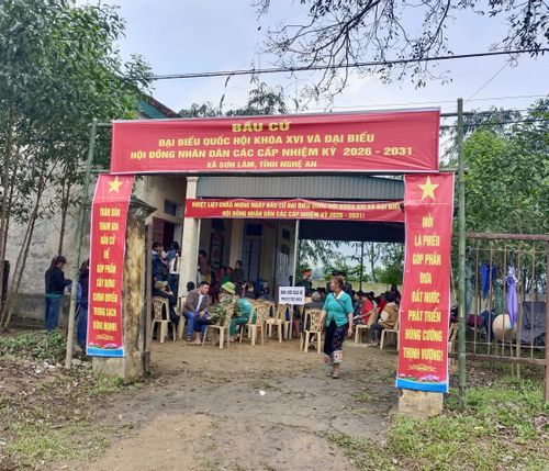 Gác mọi công việc, đông đảo cử tri xã Sơn Lâm đi bầu cử từ sáng sớm