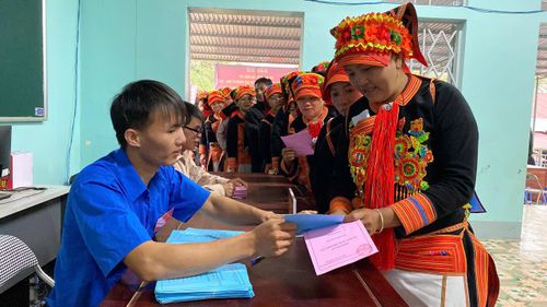 Cử tri bản Huổi Luông, xã Khổng Lào nhận phiếu bầu cử