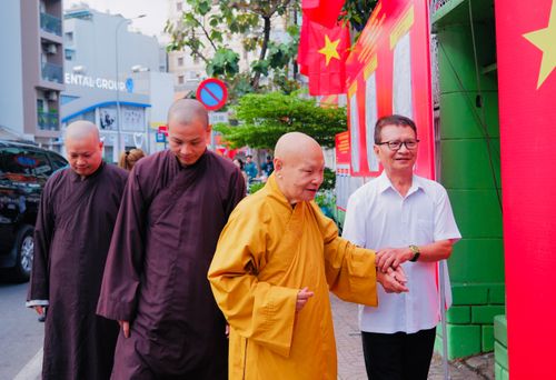 Phó Pháp chủ Hội đồng Chứng minh, Chủ tịch Hội đồng Trị sự, Trưởng lão Hòa thượng Thích Thiện Nhơn, cùng chư Tăng chùa Minh Đạo đã đến tham gia bỏ phiếu
