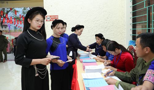 Cử tri làm thủ tục bầu cử