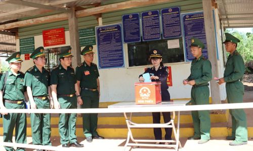 Cán bộ, chiến sĩ thuộc LLVT tỉnh Đồng Nai bỏ phiếu bầu cử trong điều kiện duy trì nghiêm túc công tác sẵn sàng chiến đấu, bảo vệ tuyệt đối an toàn vành đai biên giới và an toàn cho cuộc bầu cử thành công tốt đẹp