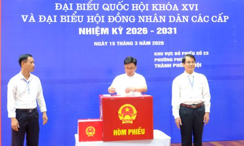 Cử tri ít tuổi nhất - anh Phạm Quốc Văn, lần đầu đi bỏ phiếu