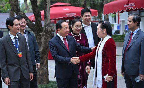 Ủy viên Bộ Chính trị, Bí thư Trung ương Đảng, Trưởng Ban Tuyên giáo và Dân vận Trung ương Trịnh Văn Quyết với nguyên Phó Chủ tịch nước Nguyễn Thị Doan và các cử tri tại đơn vị bầu cử số 4, khu vực bỏ phiếu số 16, phường Đại Mỗ, TP. Hà Nội