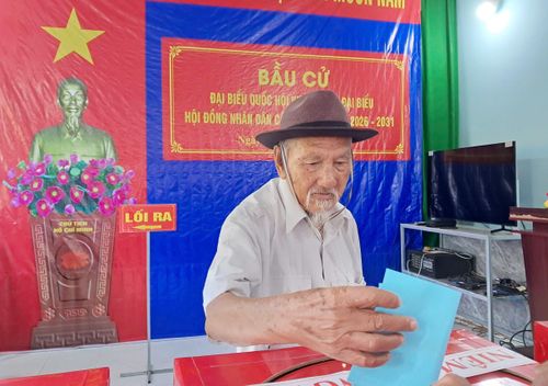 Cụ nguyễn văn Trường (99 tuổi), ngụ Khu phố 6, phường Long Khánh tham gia bỏ phiếu tại phường Long Khánh, tỉnh Đồng Nai