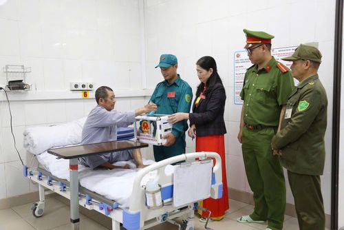 Thành viên các Tổ bầu cử mang hòm phiếu đến nhà và bệnh viện phục vụ cử tri khó khăn trong đi lại để thực hiện quyền bầu cử