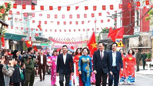 Ủy viên Trung ương Đảng, Bí thư Tỉnh ủy, Trưởng ban Chỉ đạo bầu cử tỉnh Nguyễn Hữu Nghĩa cùng các cử tri Đơn vị bầu cử số 4