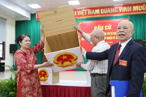 Đại diện đơn vị bầu cử tiến hành kiểm tra và niêm phong hòm phiếu
