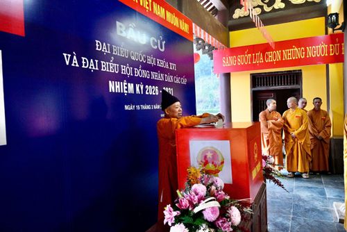 Phó Chủ tịch Hội đồng Trị sự Giáo hội Phật giáo Việt Nam, Viện trưởng Học viện Phật giáo Việt Nam tại Hà Nội, Hòa thượng Thích Thanh Quyết bỏ phiếu tại Tổ bầu cử số 12