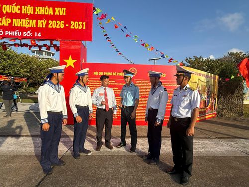 Chủ tịch UBND đặc khu Trường Sa Phạm Thanh Liêm trò chuyện với cử tri