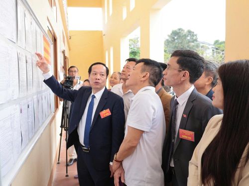 Phó Chủ tịch HĐND tỉnh Bắc Ninh Nghiêm Xuân Hưởng dự khai mạc tại Tổ bầu cử số 2, đơn vị bầu cử số 15, thuộc thôn Đại Phú 1, xã Lạng Giang