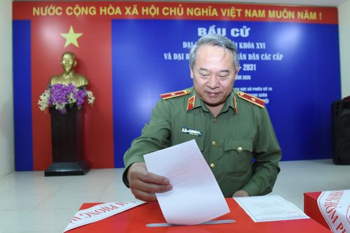 Phó Chánh Thanh tra Bộ Công an, Thiếu tướng Tạ Quang Huy thực hiện quyền bầu cử tại Khu vực bỏ phiếu số 19. Ảnh: Xuân Quý
