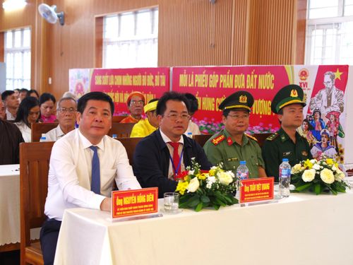 Phó Bí thư Đảng ủy Quốc hội Nguyễn Hồng Diên dự lễ khai mạc bầu cử tại khu vực bỏ phiếu số 17, phường Quy Nhơn Đông