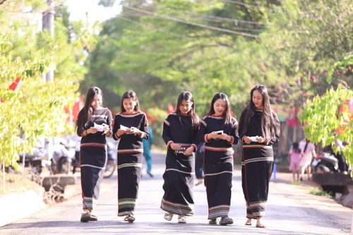 Cử tri tỉnh Đắk Lắk nô nức đến khu vực bỏ phiếu trong trang phục truyền thống