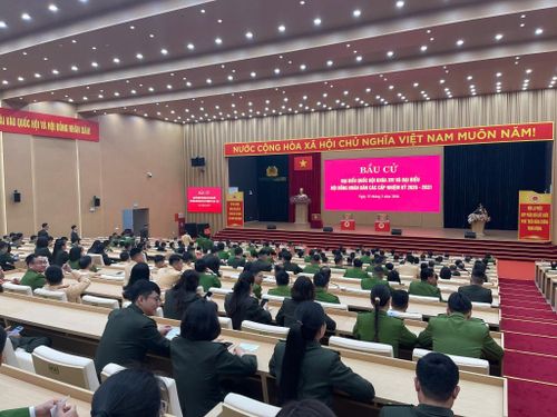 Đúng 6h sáng, 1.278 cử tri là cán bộ, chiến sĩ đang công tác tại các đơn vị nghiệp vụ thuộc Công an tỉnh Quảng Ninh đã tham gia bỏ phiếu bầu đại biểu Quốc hội khóa XVI và đại biểu HĐND tỉnh nhiệm kỳ 2026-2031 tại khu vực bỏ phiếu số 24, phường Hạ Long, đặt tại Trụ sở I Công an tỉnh Quảng Ninh.
