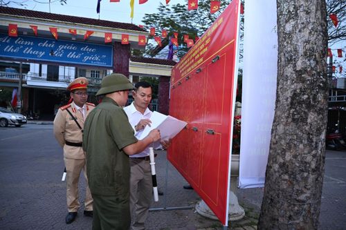 Tổ bầu cử kiểm tra và dán danh sách các đại biểu ứng cử tại nơi bỏ phiếu. Ảnh: Trần Thu