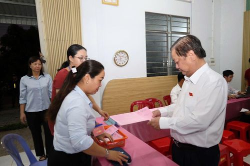 Phó Chủ tịch Quốc hội Lê Minh Hoan nhận phiếu bầu cử