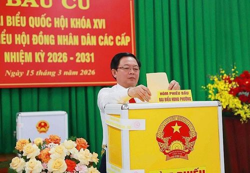 Phó Thủ tướng Hồ Quốc Dũng thực hiện quyền bỏ phiếu tại khu vực bỏ phiếu số 20, phường Quy Nhơn Nam